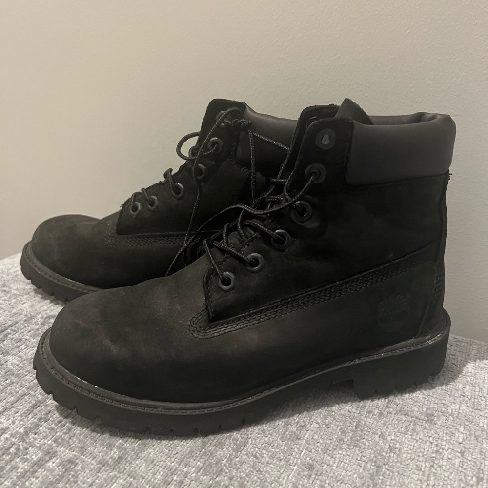 Black timberland’s worn less than 5x. perfect condition. Have been waterproofed